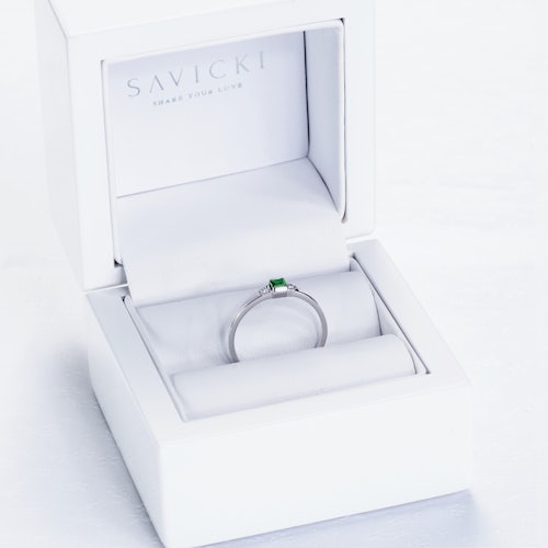 Pierścionek zaręczynowy SAVICKI: białe złoto, szmaragd, diamenty